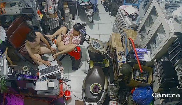 Hack camera vợ đồng Đồng Tháp làm tình trong cửa hàng điện lạnh - 2